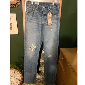 Women’s Levis 501s. 28x32.